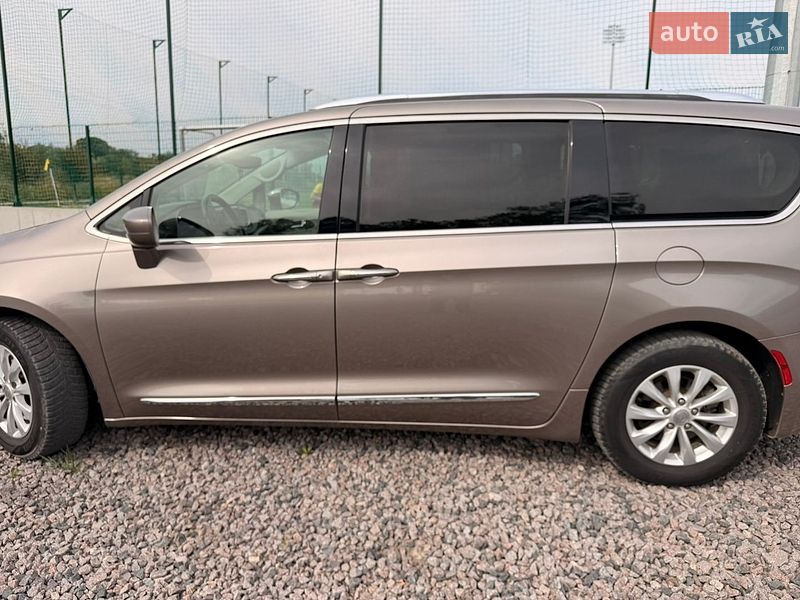 Внедорожник / Кроссовер Chrysler Pacifica 2017 в Львове