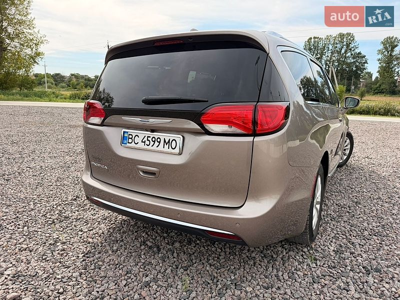 Внедорожник / Кроссовер Chrysler Pacifica 2017 в Львове