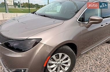 Внедорожник / Кроссовер Chrysler Pacifica 2017 в Львове