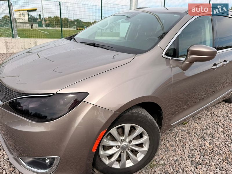 Внедорожник / Кроссовер Chrysler Pacifica 2017 в Львове