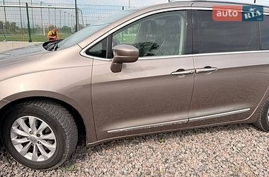 Внедорожник / Кроссовер Chrysler Pacifica 2017 в Львове