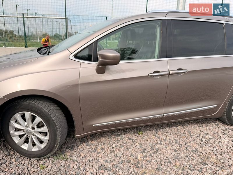 Внедорожник / Кроссовер Chrysler Pacifica 2017 в Львове