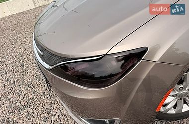 Внедорожник / Кроссовер Chrysler Pacifica 2017 в Львове