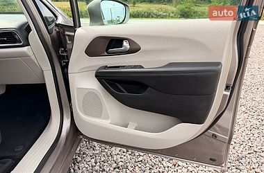 Внедорожник / Кроссовер Chrysler Pacifica 2017 в Львове