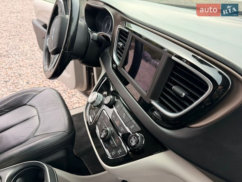Внедорожник / Кроссовер Chrysler Pacifica 2017 в Львове