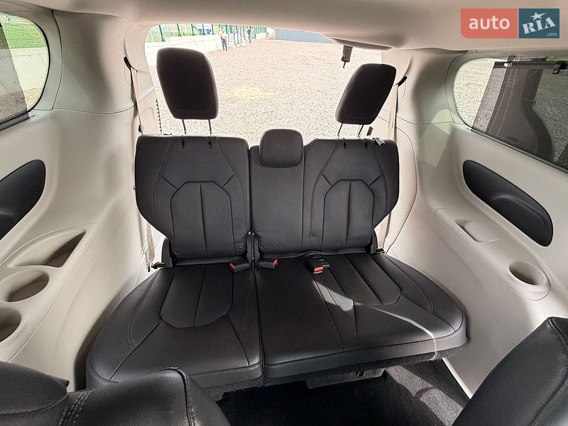 Внедорожник / Кроссовер Chrysler Pacifica 2017 в Львове