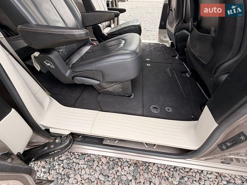 Внедорожник / Кроссовер Chrysler Pacifica 2017 в Львове