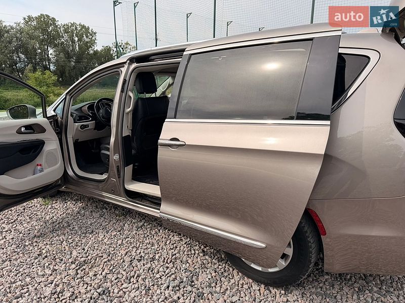 Внедорожник / Кроссовер Chrysler Pacifica 2017 в Львове