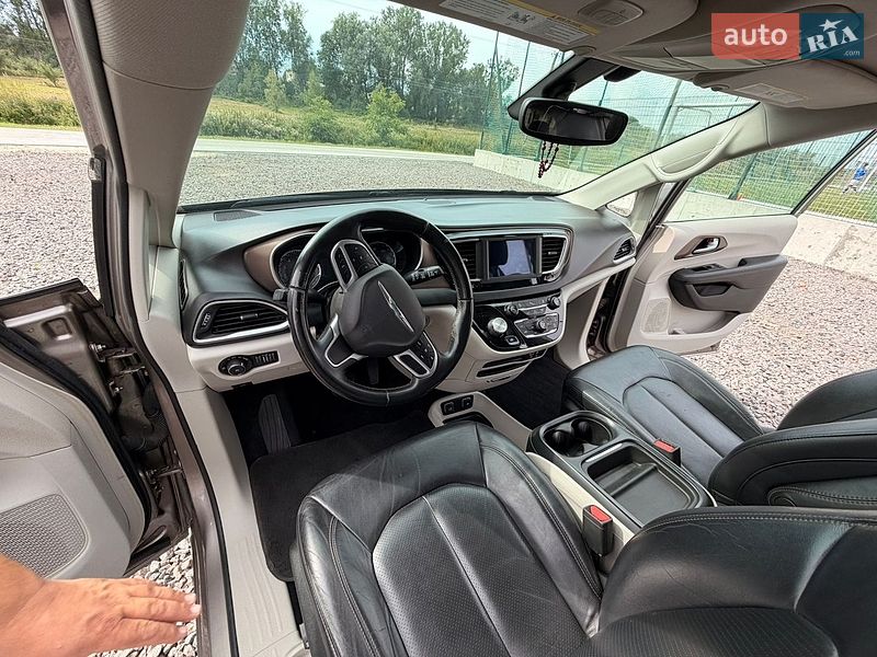 Внедорожник / Кроссовер Chrysler Pacifica 2017 в Львове
