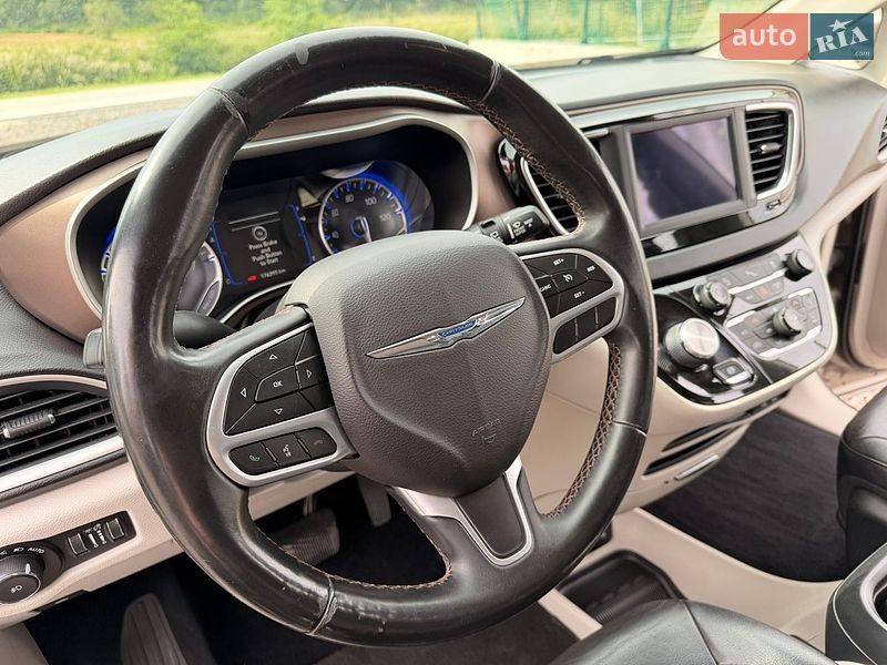 Внедорожник / Кроссовер Chrysler Pacifica 2017 в Львове