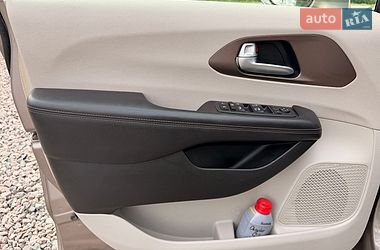 Внедорожник / Кроссовер Chrysler Pacifica 2017 в Львове