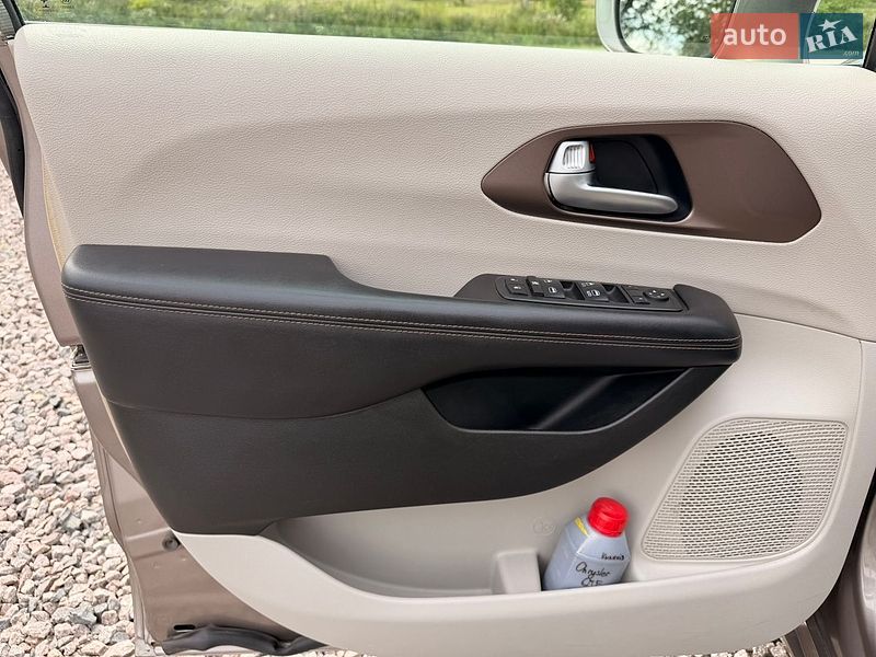 Внедорожник / Кроссовер Chrysler Pacifica 2017 в Львове