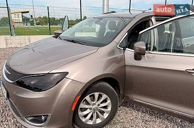 Внедорожник / Кроссовер Chrysler Pacifica 2017 в Львове