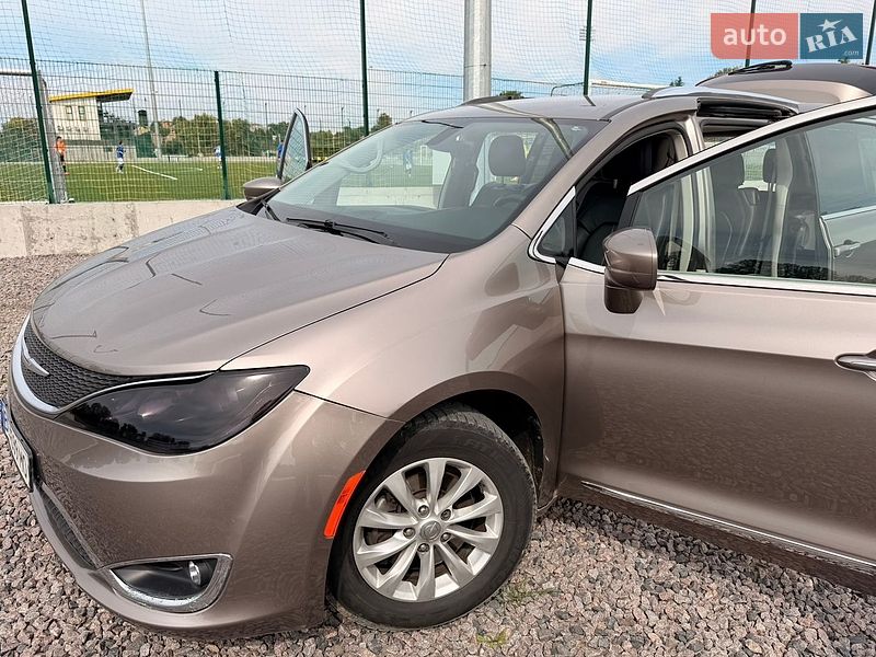 Внедорожник / Кроссовер Chrysler Pacifica 2017 в Львове