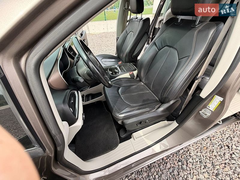 Внедорожник / Кроссовер Chrysler Pacifica 2017 в Львове
