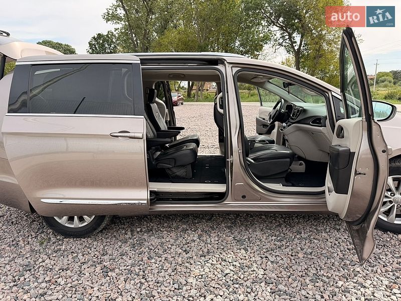 Внедорожник / Кроссовер Chrysler Pacifica 2017 в Львове