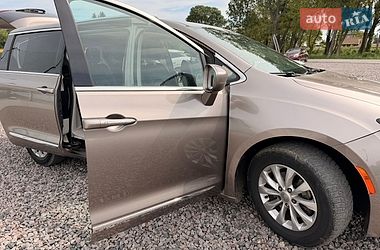 Внедорожник / Кроссовер Chrysler Pacifica 2017 в Львове