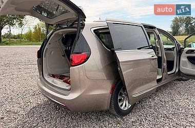 Внедорожник / Кроссовер Chrysler Pacifica 2017 в Львове