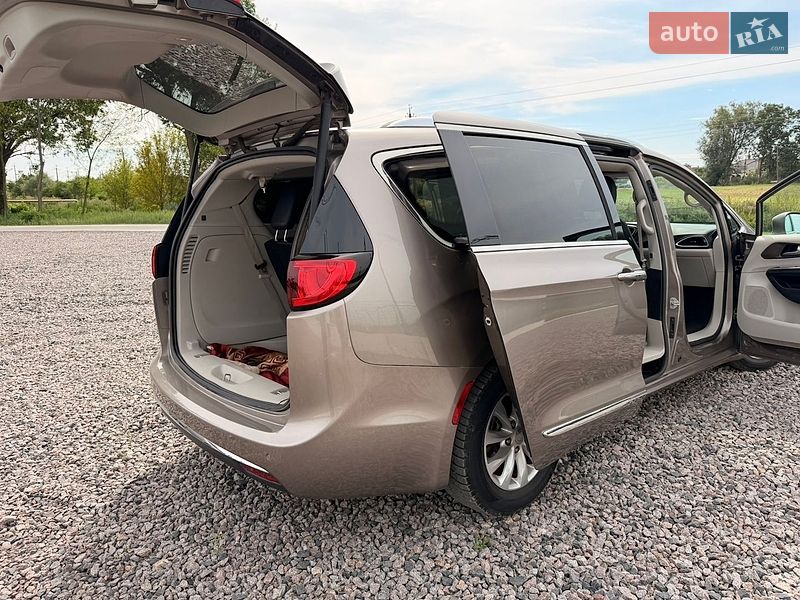 Внедорожник / Кроссовер Chrysler Pacifica 2017 в Львове