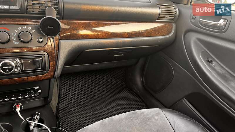 Седан Chrysler Sebring 2004 в Вышгороде