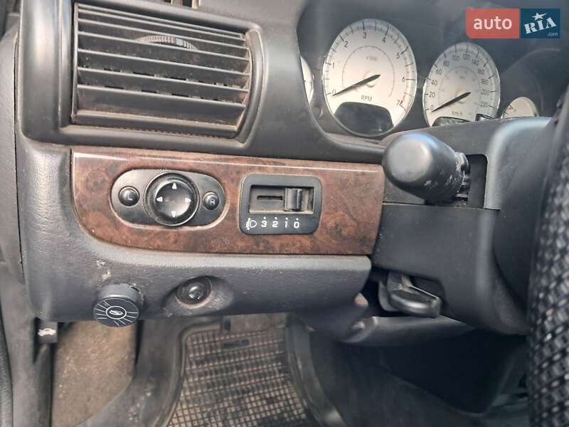 Седан Chrysler Sebring 2004 в Киеве