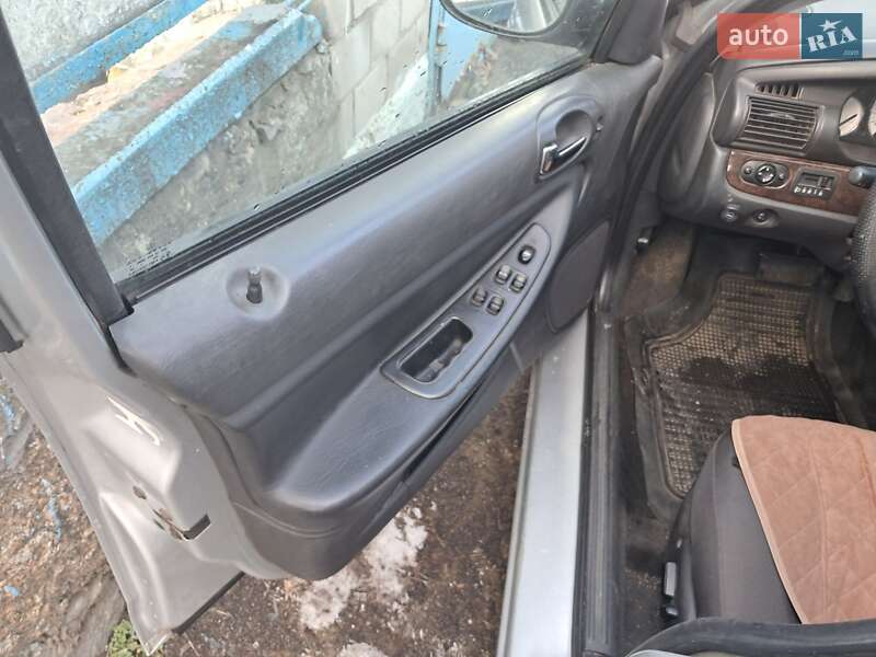 Седан Chrysler Sebring 2004 в Киеве