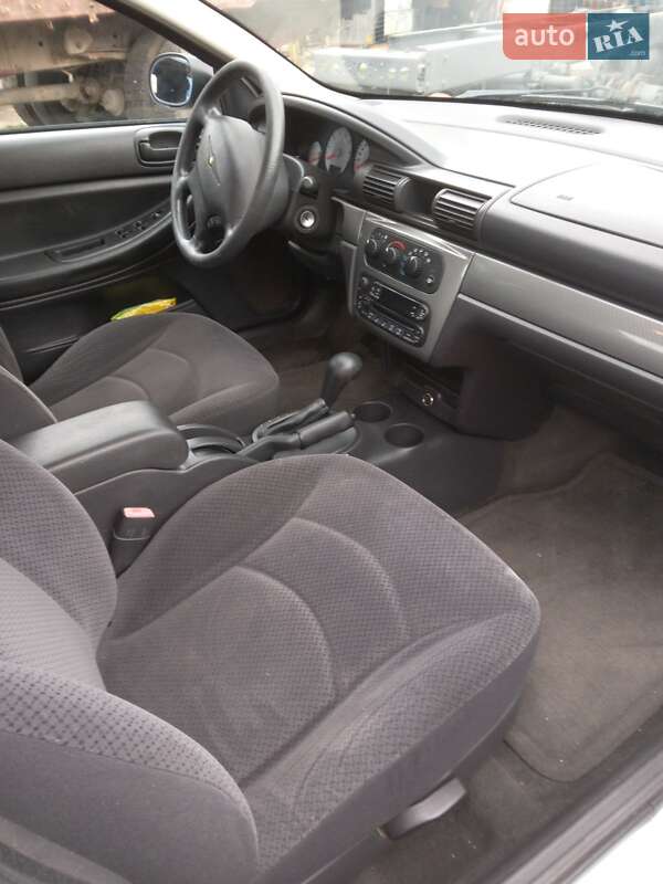 Седан Chrysler Sebring 2004 в Овидиополе