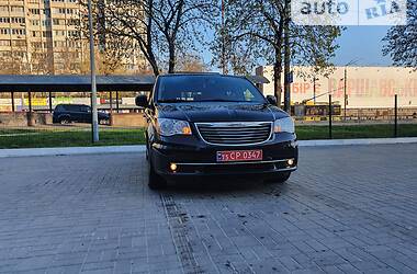 Минивэн Chrysler Town & Country 2015 в Киеве