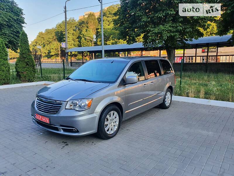 Минивэн Chrysler Town & Country 2016 в Киеве