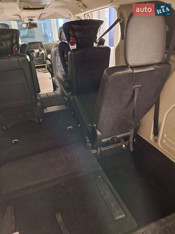 Мінівен Chrysler Town & Country 2013 в Києві