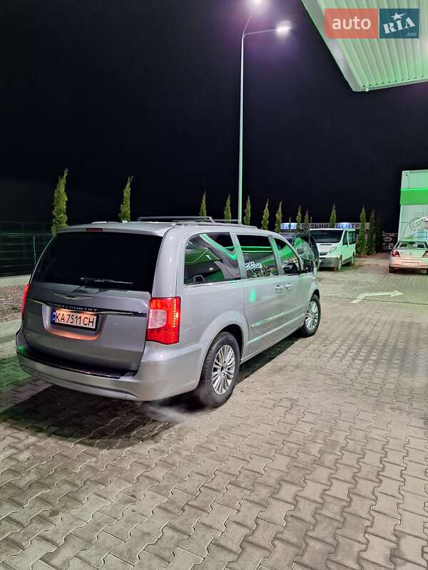 Мінівен Chrysler Town & Country 2013 в Києві