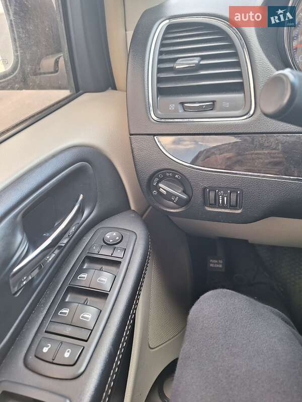 Мінівен Chrysler Town & Country 2013 в Києві