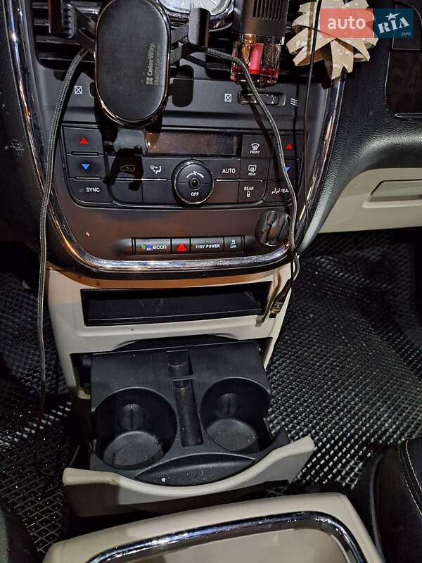 Мінівен Chrysler Town & Country 2013 в Києві