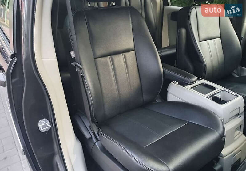 Минивэн Chrysler Town & Country 2014 в Киеве