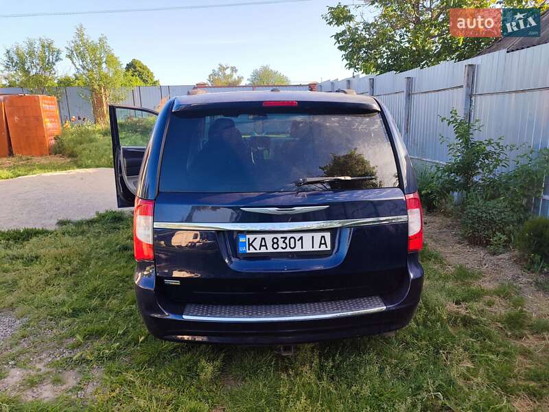 Минивэн Chrysler Town & Country 2014 в Киеве