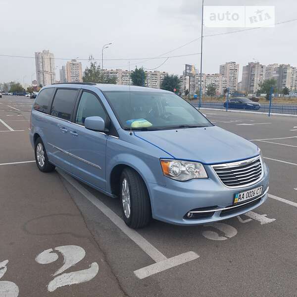 Мінівен Chrysler Town & Country 2016 в Києві