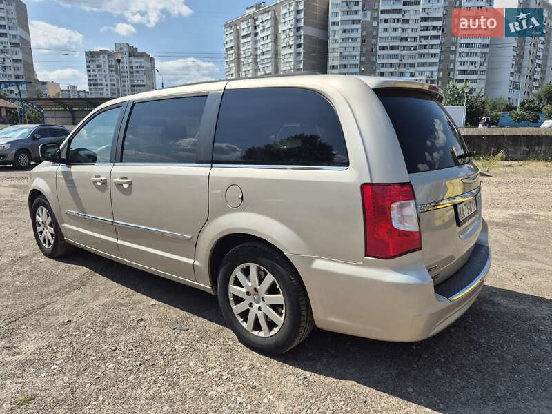 Мінівен Chrysler Town & Country 2014 в Києві фото 6 Мінівен Chrysler Town & Country 2014 в Києві