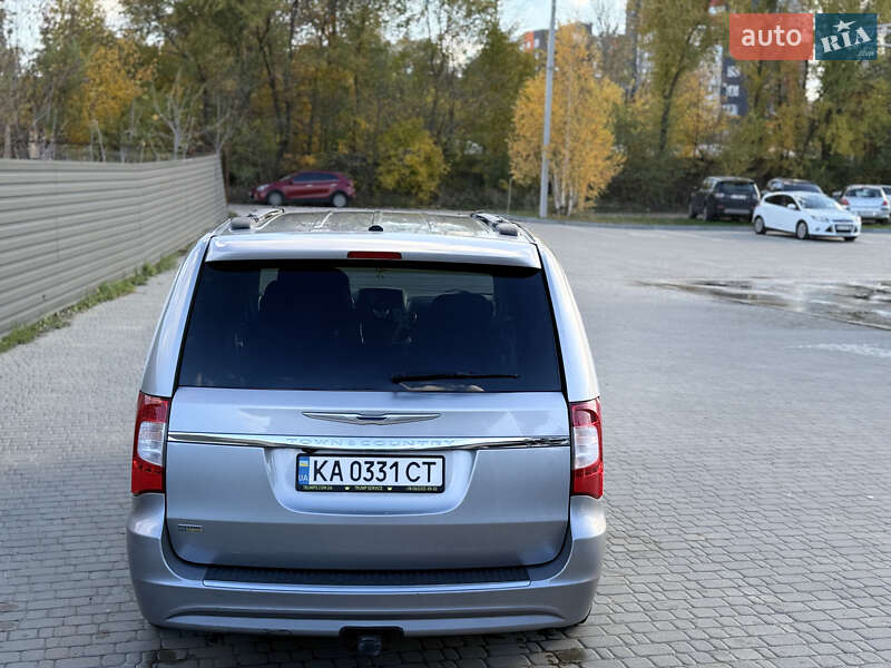 Минивэн Chrysler Town & Country 2016 в Киеве фото 6 Минивэн Chrysler Town & Country 2016 в Киеве