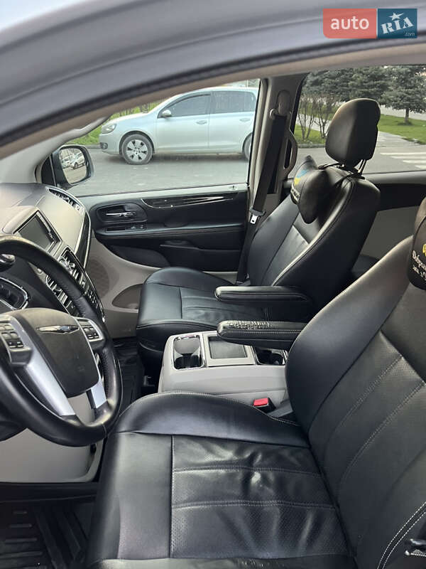 Минивэн Chrysler Town & Country 2012 в Виноградове