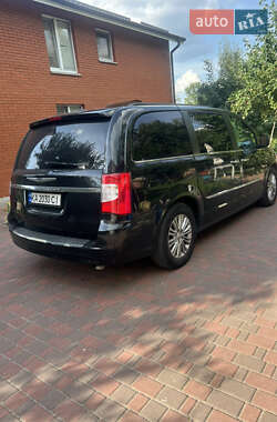 Мінівен Chrysler Town & Country 2015 в Києві
