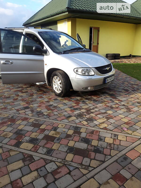 Минивэн Chrysler Voyager 2003 в 