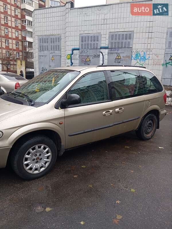 Минивэн Chrysler Voyager 2002 в Киеве