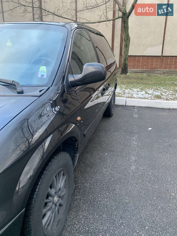 Минивэн Chrysler Voyager 2005 в Киеве