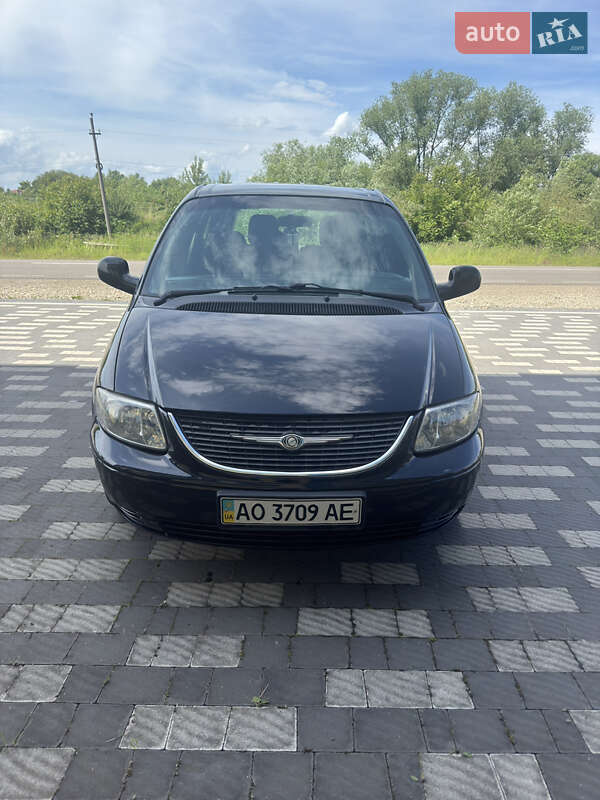 Минивэн Chrysler Voyager 2003 в 