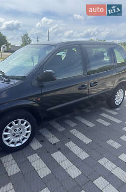 Минивэн Chrysler Voyager 2003 в 
