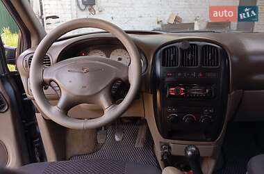 Минивэн Chrysler Voyager 2001 в 
