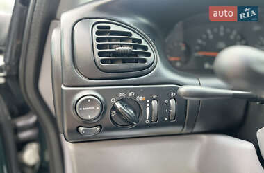 Минивэн Chrysler Voyager 1999 в 