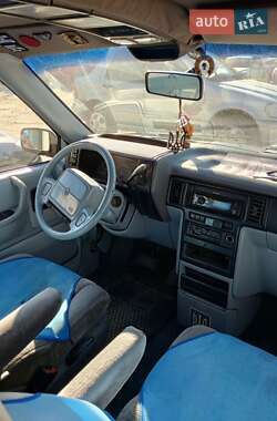 Минивэн Chrysler Voyager 1993 в 