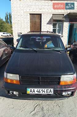 Минивэн Chrysler Voyager 1993 в 