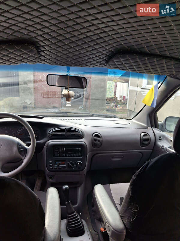 Минивэн Chrysler Voyager 2001 в Горохове